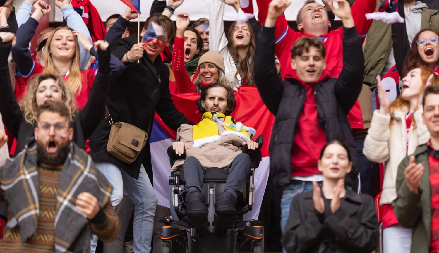 Nemoc ALS bere pacientům tělo, ne duši. Dobrovolníci jim pomáhají žít důstojně