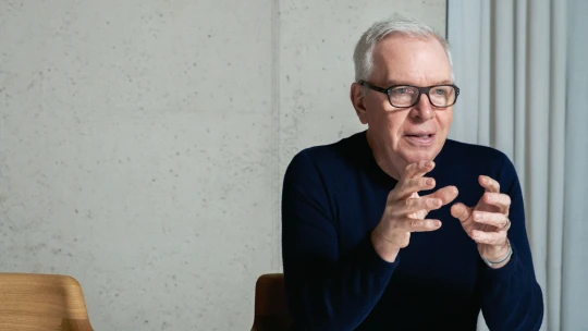 Praha má šanci být laboratoří změny, říká světově uznávaný architekt Chipperfield