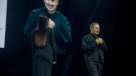 ​​Vlasy jako umění. Britský kadeřník Marlon Hawkins přivezl do Prahy energii Londýna