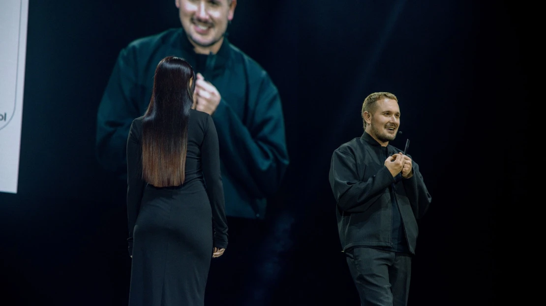 ​​Vlasy jako umění. Britský kadeřník Marlon Hawkins přivezl do Prahy energii Londýna