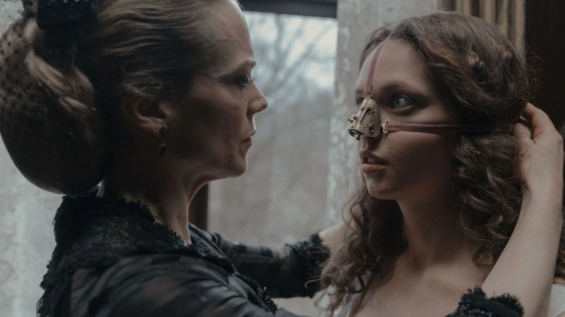 Už ani pohádkové postavy nemohou dostát standardům krásy, hlásá nový body horor