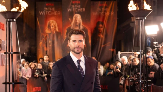 Chtěl jsem ukázat vlastního Geralta, říká Liam Hemsworth. S Marigoldem se opili