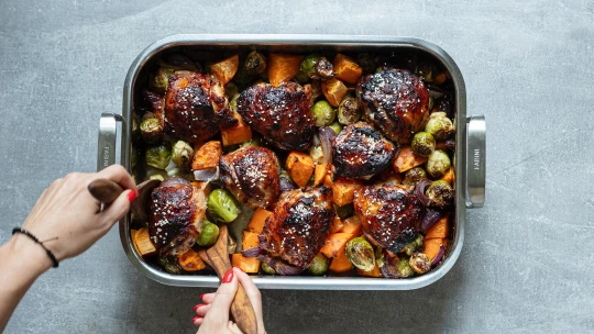 Bez práce a bez nádobí. Kuře s podzimní zeleninou z jednoho plechu