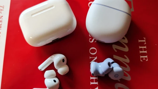 Elita od Applu a překvapivá lidovka od Googlu. Test sluchátek s AI funkcemi