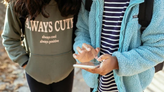 Ranní výběr: Sociální sítě kradou dětem dětství. Dánsko je chce zakázat
