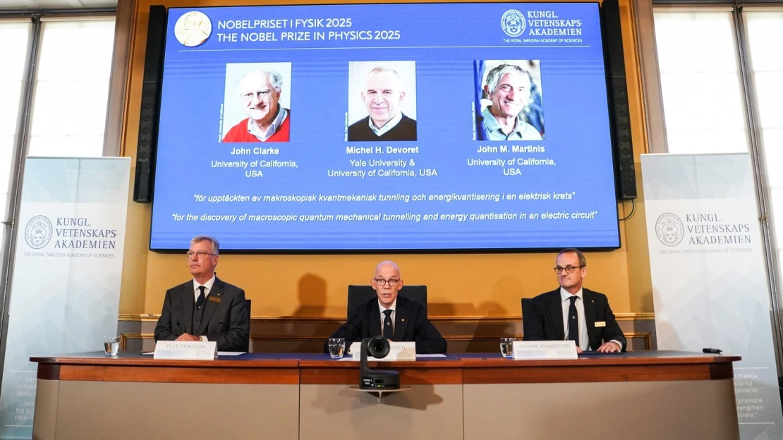 Nobelovu cenu za fyziku získali tři vědci. Zkoumali kvantovou mechaniku