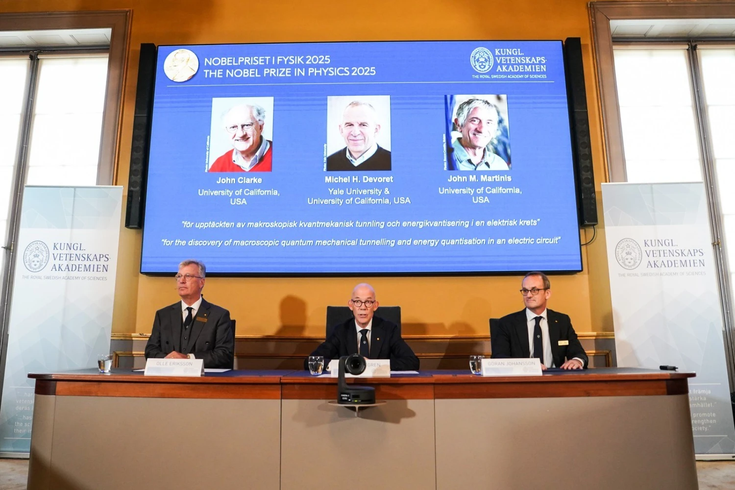 Nobelovu cenu za fyziku získali tři vědci. Zkoumali kvantovou mechaniku