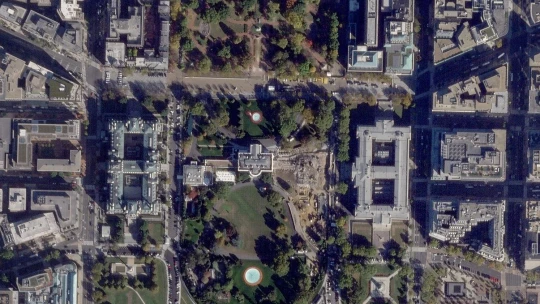 Trump bourá rychle. Kvůli spěchu už jednou skončily cenné reliéfy pod sbíječkou