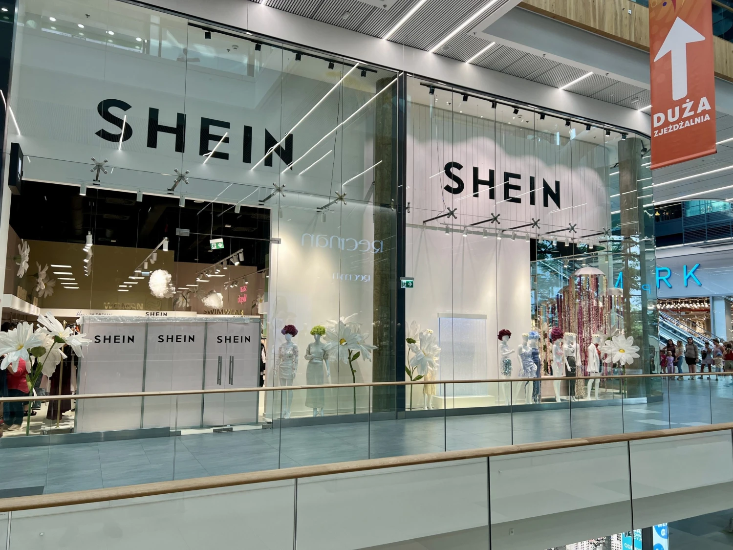 Z udržitelné módy do rukou fast fashion. Shein přebírá americkou značku Everlane