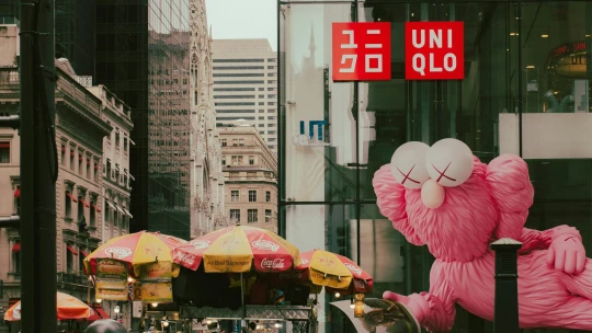 Co je japonský fenomén Uniqlo, který míří do Prahy? A&nbsp;co má společného s&nbsp;miliardáři?