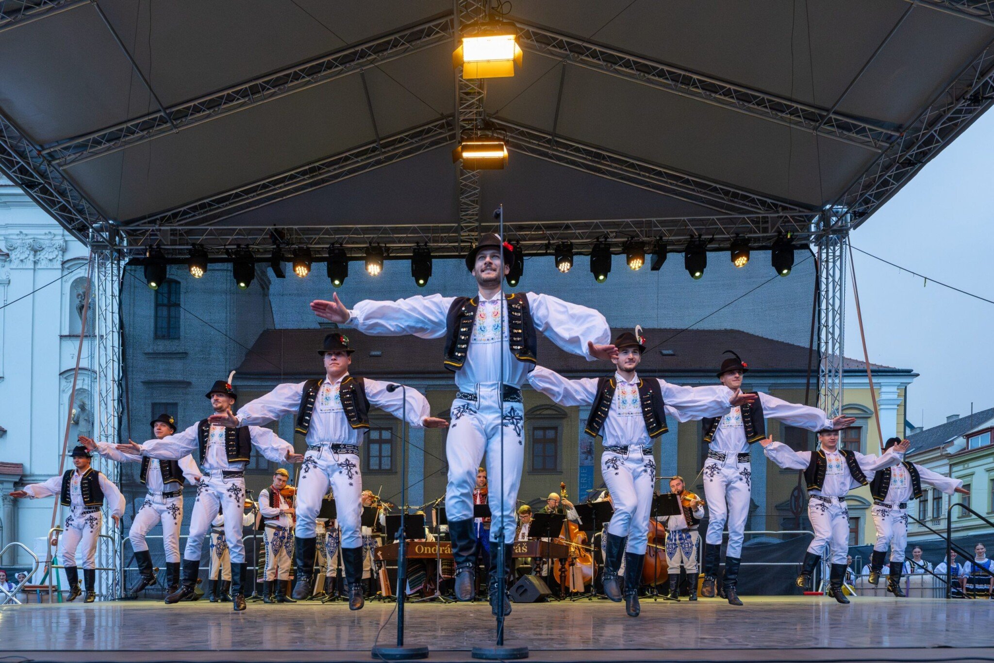 Během vinobraní protékají městy stamiliony. Mladé netáhne víno, ale kultura