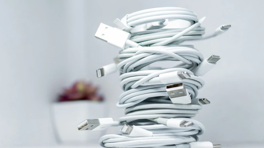 Nejen mobily. Eurokomise chce do tří let univerzální nabíječky pro všechna zařízení