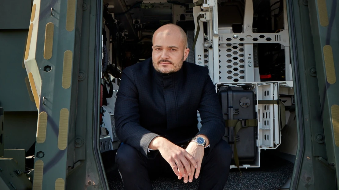 Od sovětských tanků k miliardám. Třicet let, které poslaly Excalibur Army na vrchol