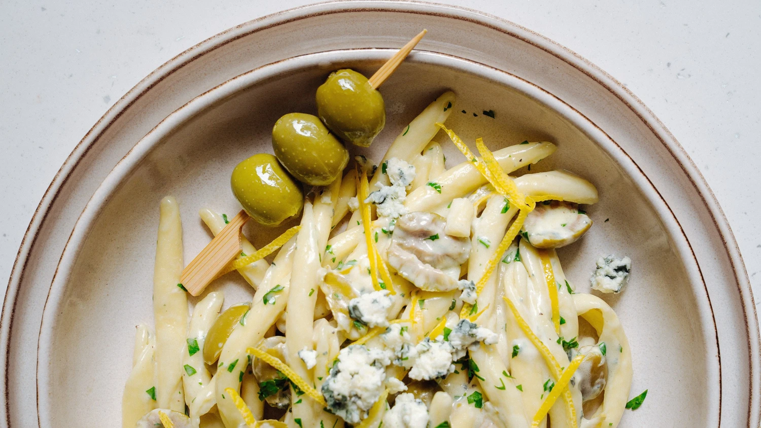 Dirty Martini Pasta. Jak šíleně to zní, tak geniálně to chutná