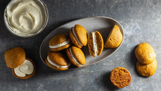 Whoopie pies. Měkké dýňové koláčky spojené krémovou náplní