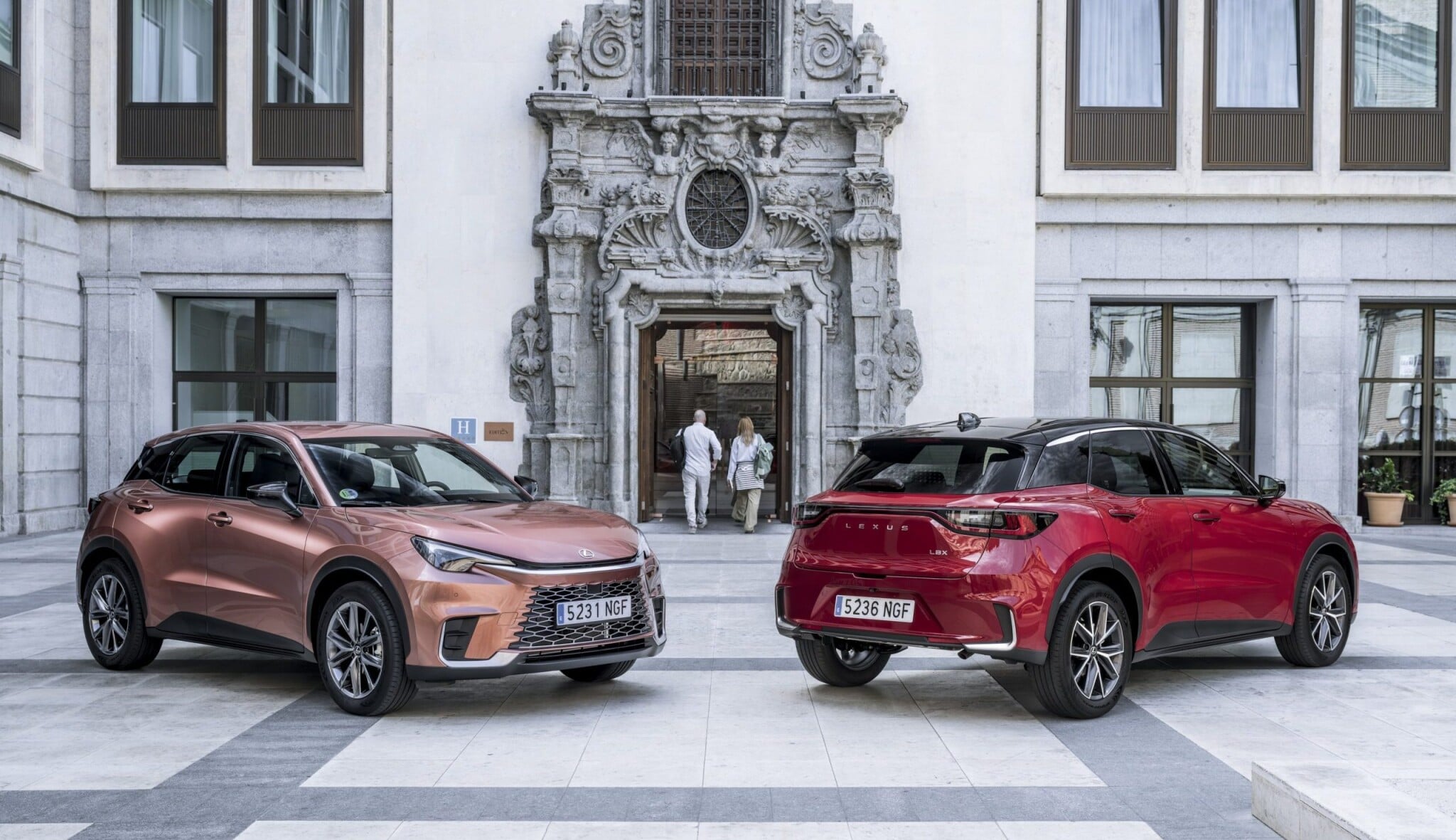 Atraktivní pro mladé. Malý a hravý Lexus. Auto, které samo zastaví, když jste unavení