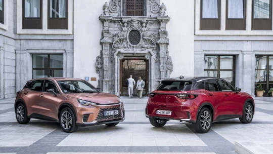 Atraktivní pro mladé. Malý a hravý Lexus. Auto, které samo zastaví, když jste unavení