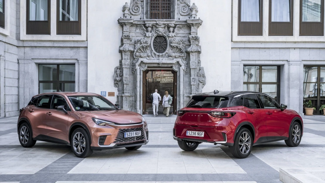 Atraktivní pro mladé. Malý a hravý Lexus. Auto, které samo zastaví, když jste unavení