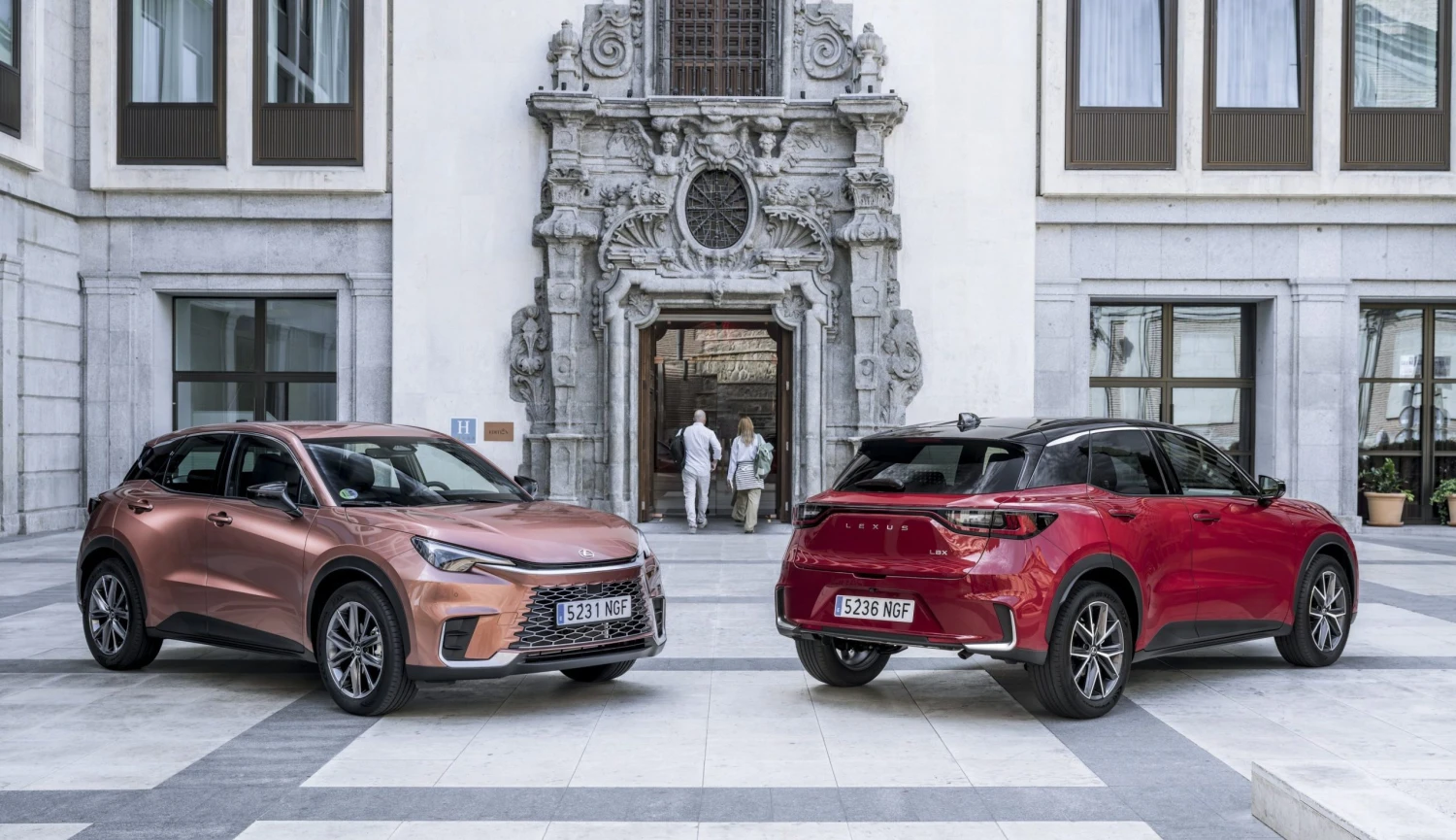 Atraktivní pro mladé. Malý a hravý Lexus. Auto, které samo zastaví, když jste unavení