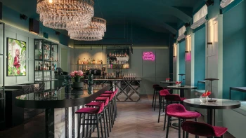 Magická oáza v srdci Prahy. V osobitém baru umějí namíchat i výjimečné zážitky