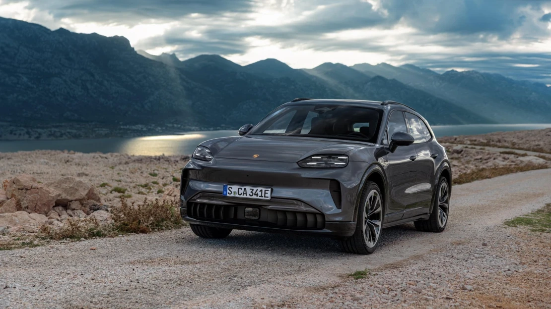 Největší porsche je elektrické. Má tisíc koní a&nbsp;k&nbsp;nabíjení nepotřebuje kabel