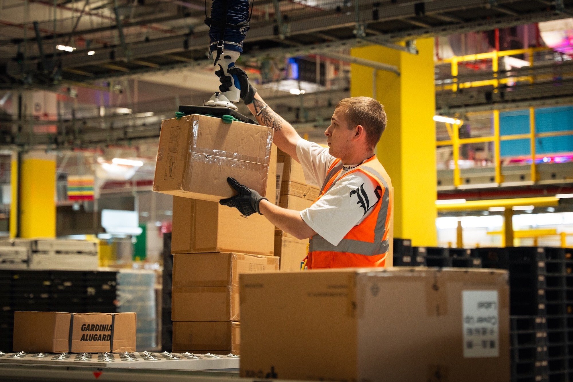 Amazon v Kojetíně čeká klíčové období. Šéf centra popisuje cvrkot v režii robotů a AI