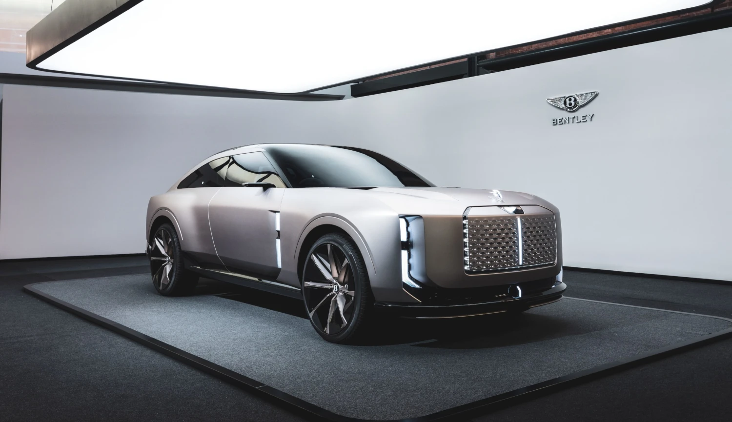 Elektromobily? Brzdíme, hlásí v Bentley. Do Česka radši přivezlo čtyři unikáty