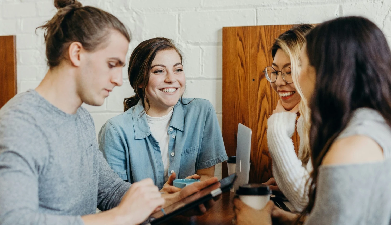 Generace Z&nbsp;už nevěří na důstojný důchod. A&nbsp;začíná se podle toho chovat