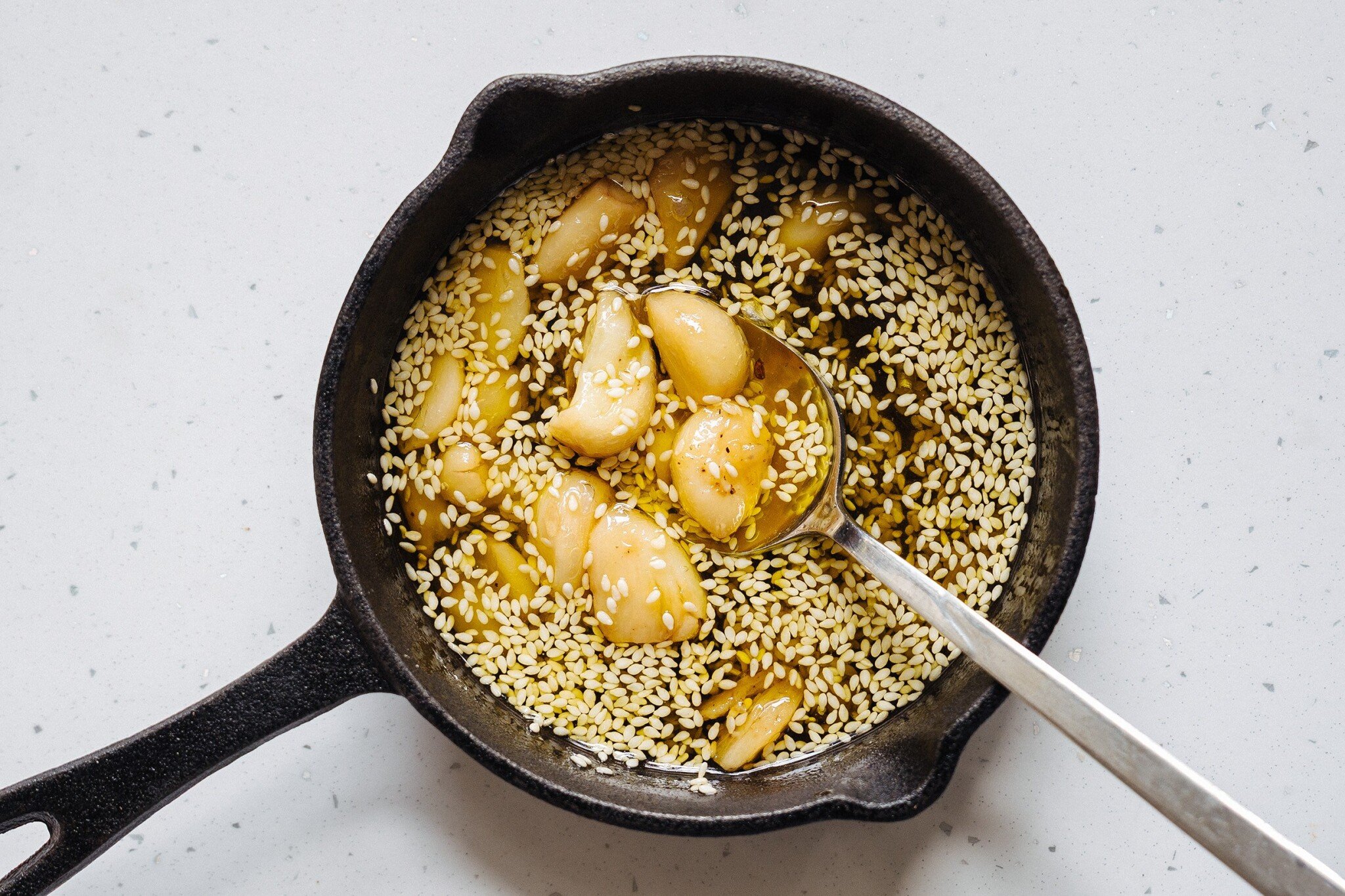 Nebojte se česneku. V jemném sezamovém dipu se s vámi pomazlí, ale nekousne