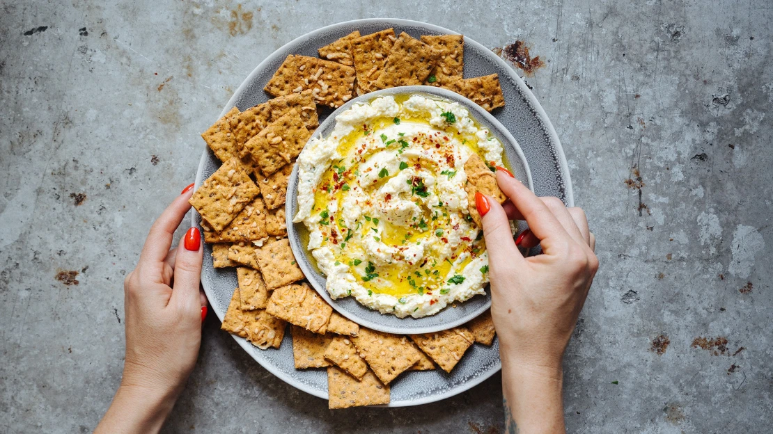Nebojte se česneku. V jemném sezamovém dipu se s vámi pomazlí, ale nekousne