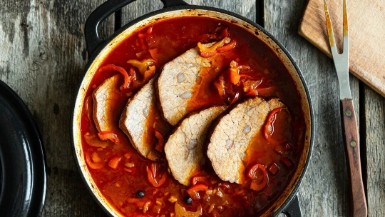 Cikánská pečeně. Šťavnatá pečínka protkaná slaninou i pikantním názvem