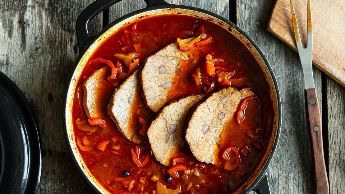 Cikánská pečeně. Šťavnatá pečínka protkaná slaninou i&nbsp;pikantním názvem