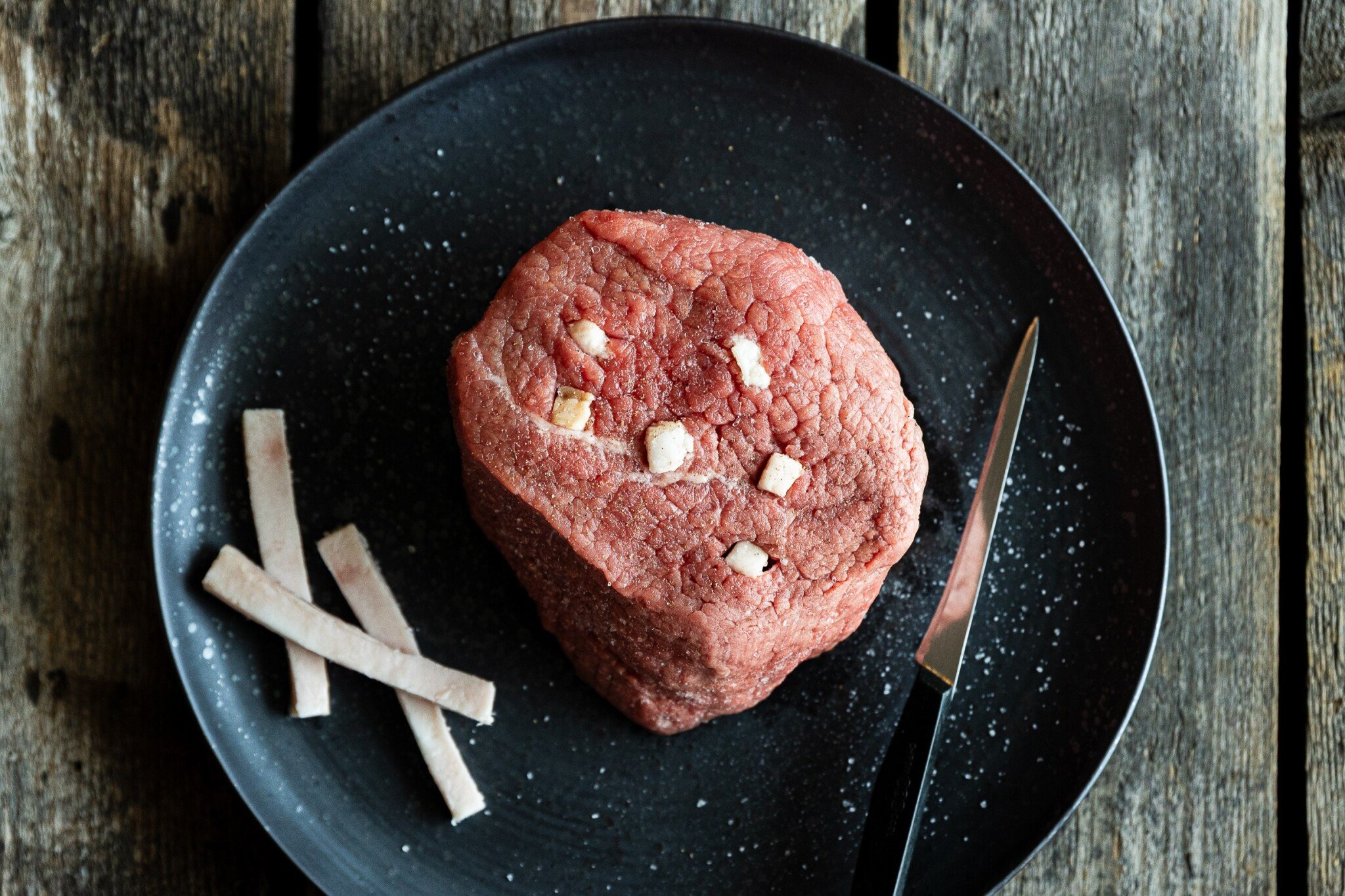 Cikánská pečeně. Šťavnatá pečínka protkaná slaninou i pikantním názvem