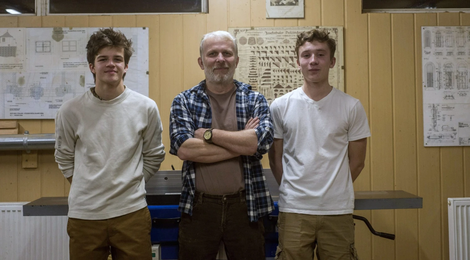 Truhlář chválou mladých nadchl sociální sítě. Zakázky má na dva roky dopředu