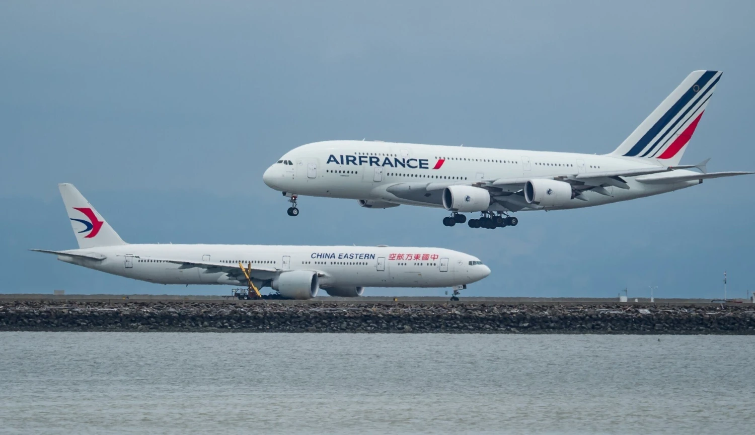 Letecká bitva o Dubaj. Boeing s Airbusem zápolí o první třídu v dopravním průmyslu