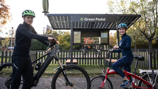 Český startup staví v Rakousku síť samonabíjecích stanic. Vybuduje jich tam 250