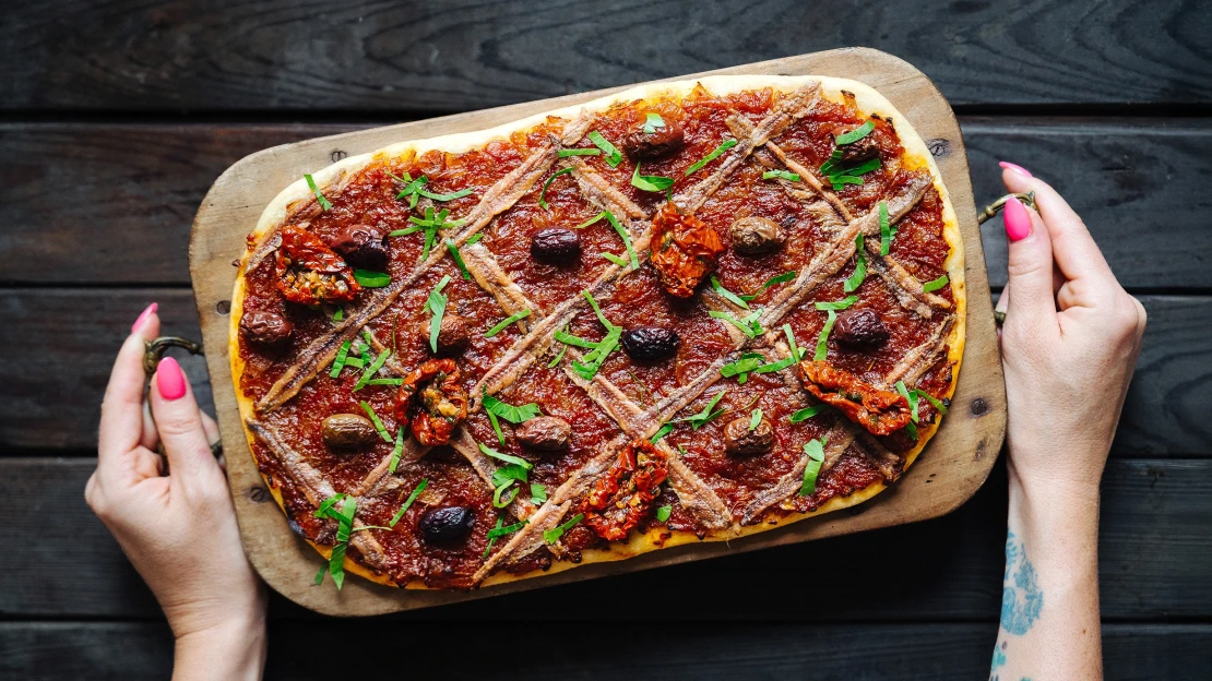 Provensálská „pizza“. Karamelizovaná cibule, ančovičky a&nbsp;olivy ve své nejlepší formě