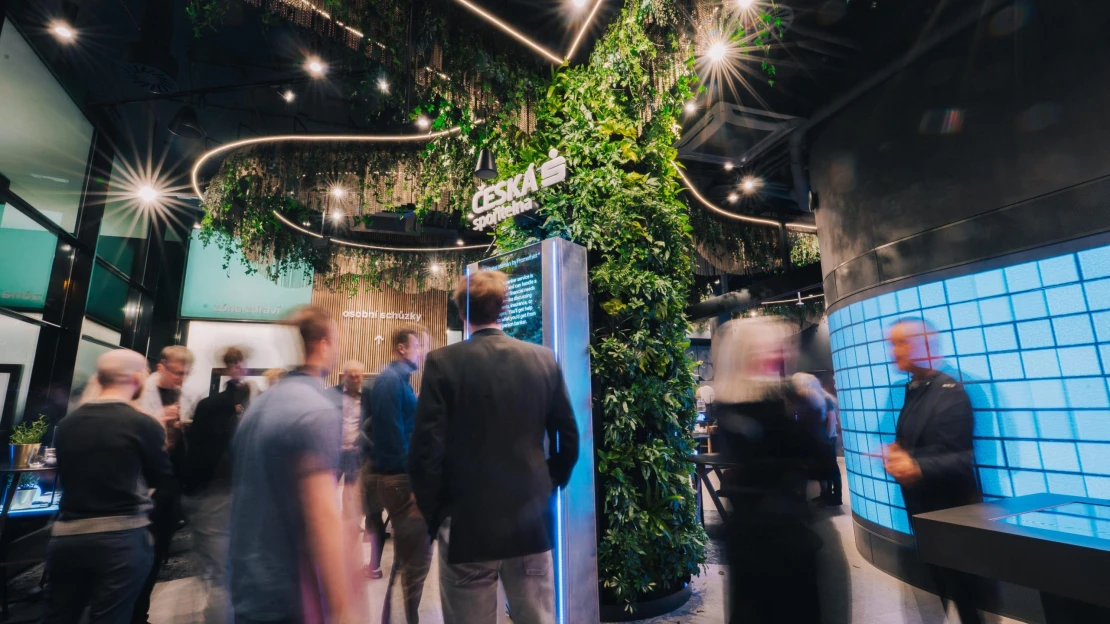 Má otevřeno nonstop a pomáhají v ní AI avataři. Navštívili jsme banku budoucnosti