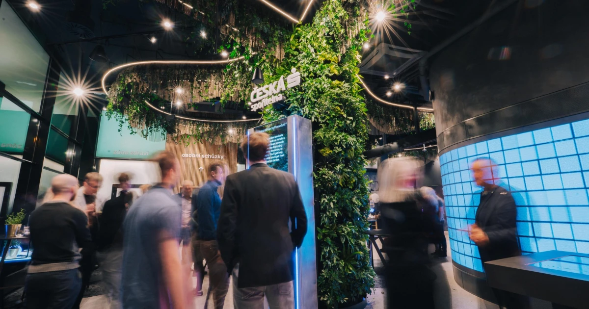 Má otevřeno nonstop a pomáhají v ní AI avataři. Navštívili jsme banku budoucnosti