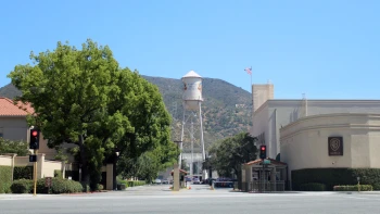 V bitvě o Warnery se bojuje o budoucnost Hollywoodu. Vyhraje Trumpův kůň?