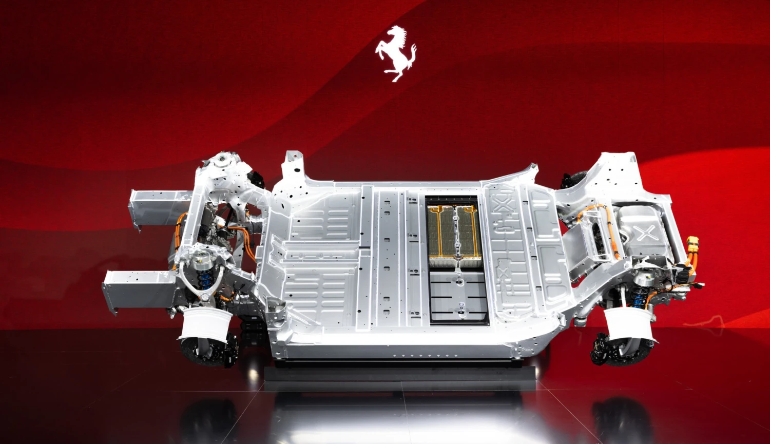 Před Ferrari je zlomový okamžik. Revoluci proto dávkuje po kouskách