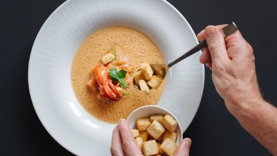 Humrový bisque. Důkaz, že i polévka může být sexy