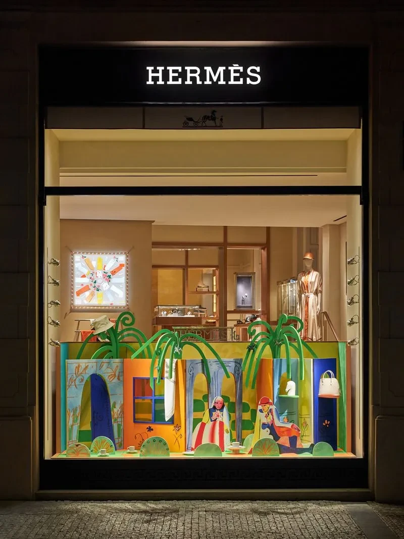 Zachytit letmé vzpomínky. Malířka Anna Kyjovská vytvořila výlohy pro Hermès 