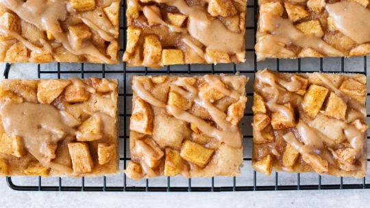 Jablečné blondies. Jsou vláčné jako brownies, ale šťavnaté jako štrúdl