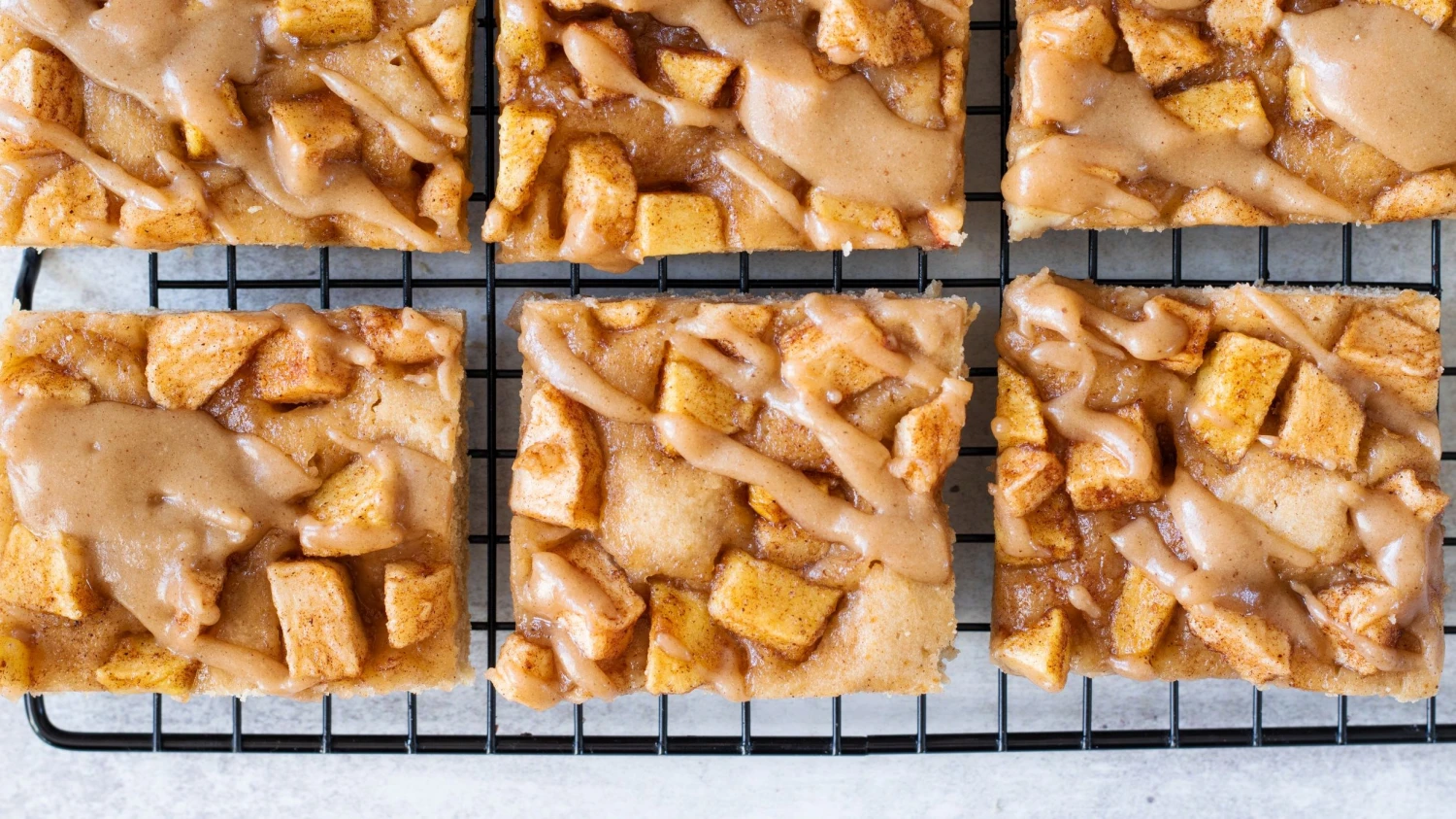 Jablečné blondies. Jsou vláčné jako brownies, ale šťavnaté jako štrúdl
