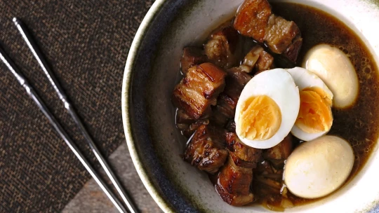 Vietnamský comfort food. Thịt Kho Tàu neboli karamelizovaný bůček s vejci