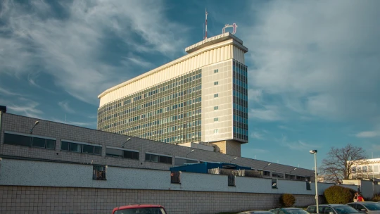 Konec veřejnoprávních médií v Česku? Zrušení poplatků by je zlikvidovalo, varují osobnosti