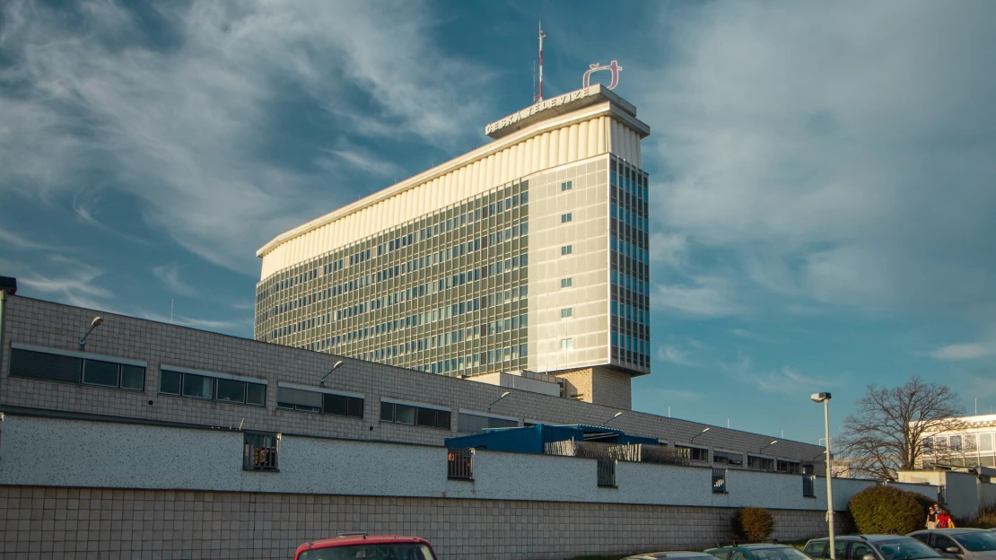 Konec veřejnoprávních médií v Česku? Zrušení poplatků by je zlikvidovalo, varují osobnosti
