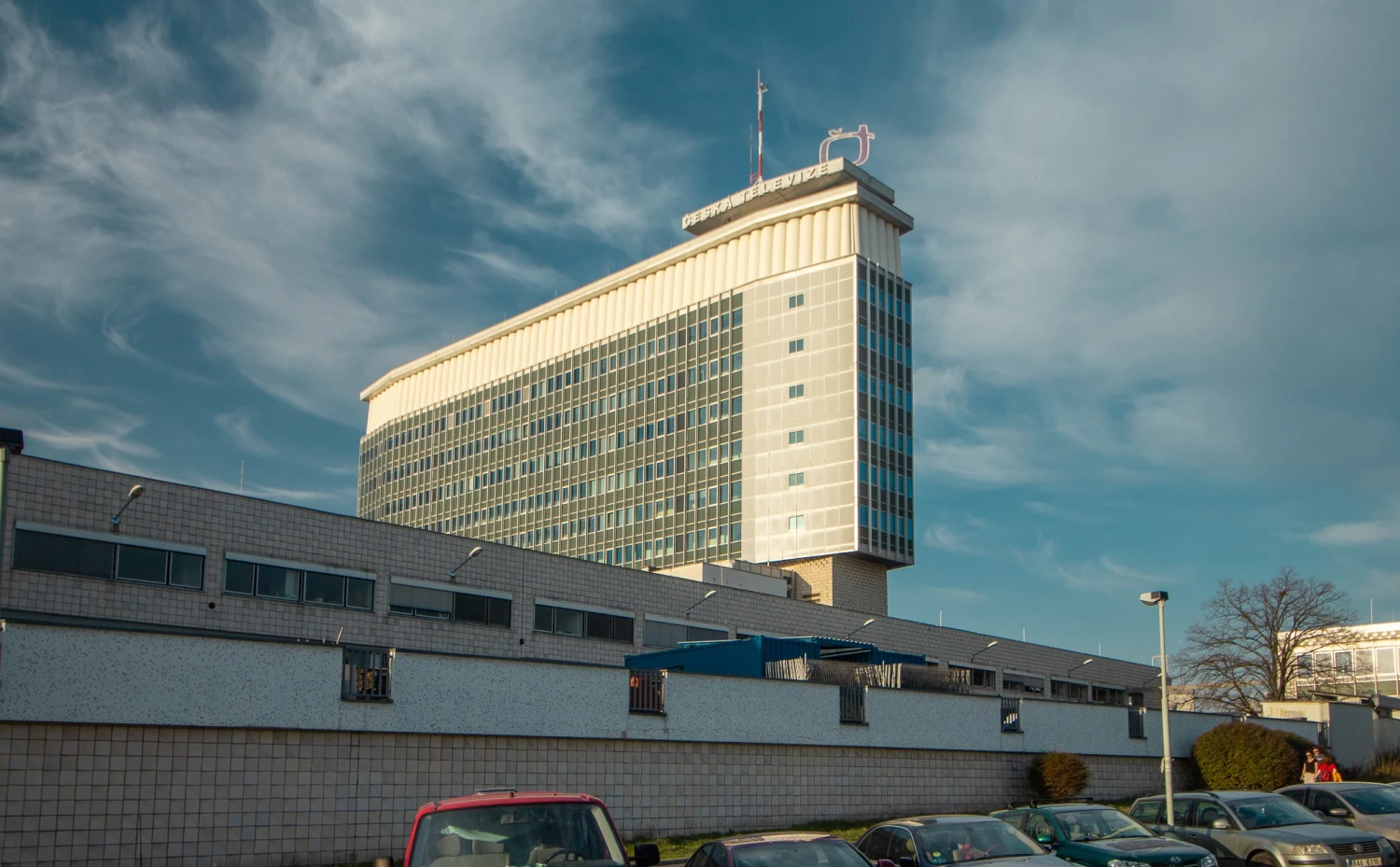 Konec veřejnoprávních médií v&nbsp;Česku? Zrušení poplatků by je zlikvidovalo, varují osobnosti