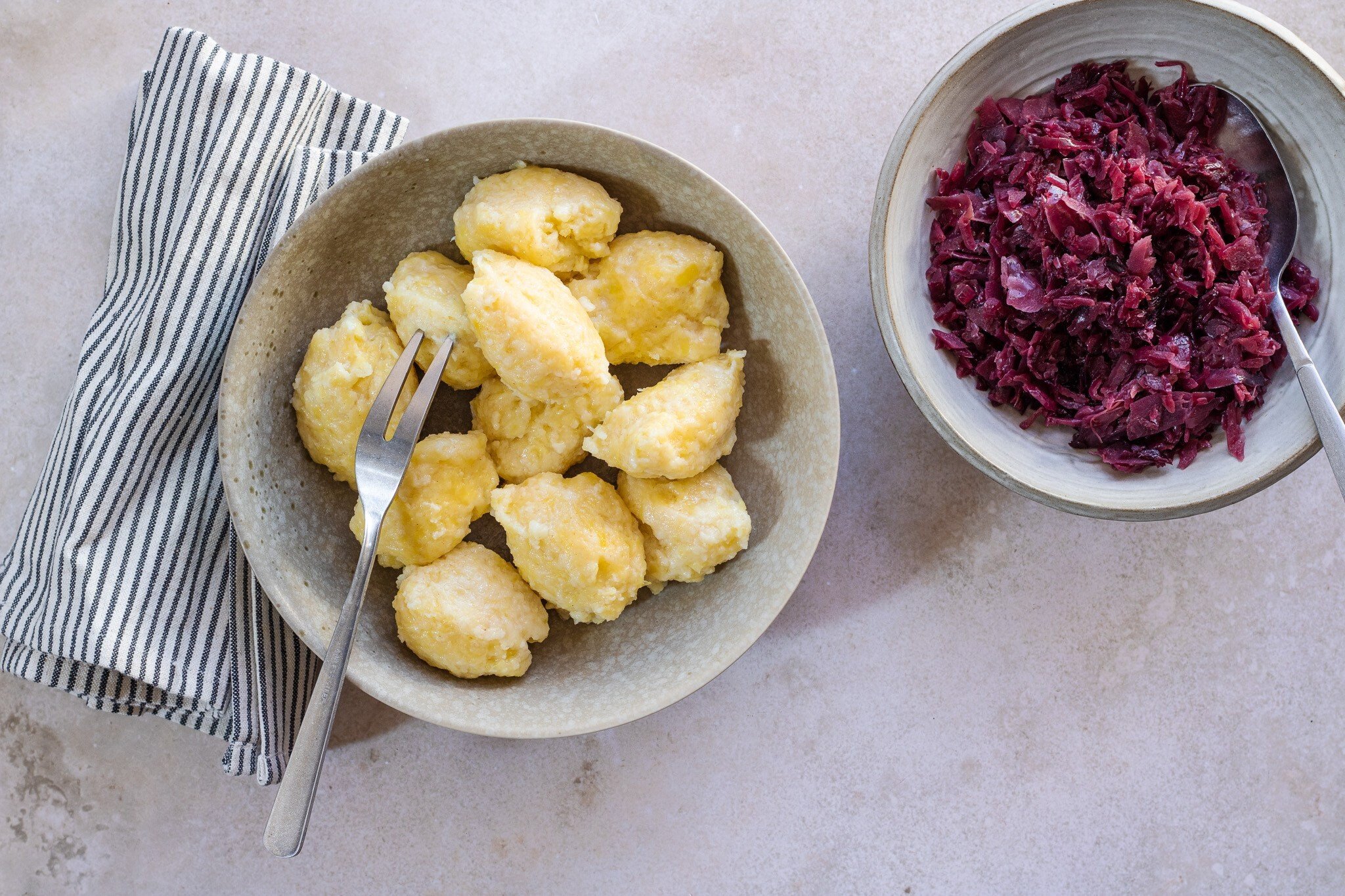 Minimum úsilí, maximální úspěch. Konfitovaná kachna, chlupaté knedlíky & skořicové zelí